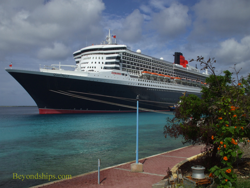 Queen Mary 2 in Bonaire