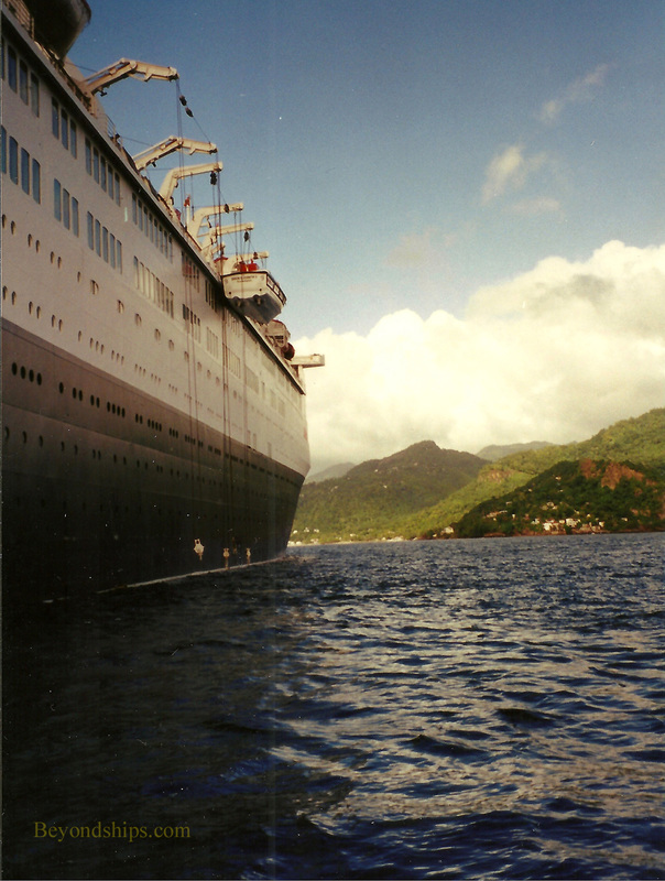 Queen Elizabeth2 tendering off of Grenada