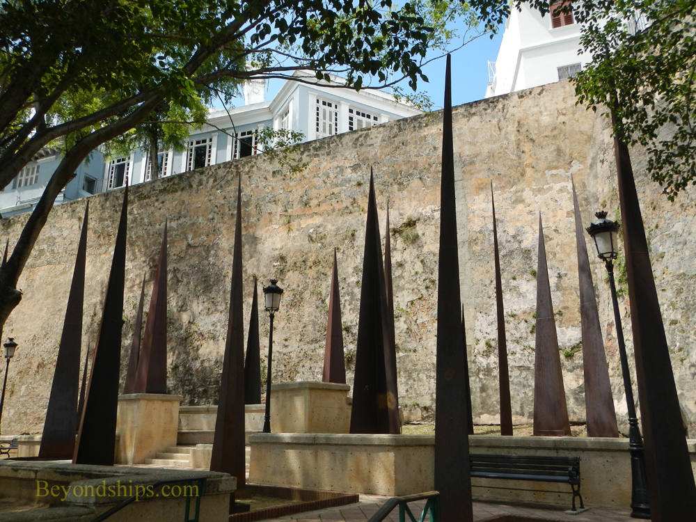 Crecimento sculture, Paseo de la Princesa, Old San Juan, Puerto Rico 