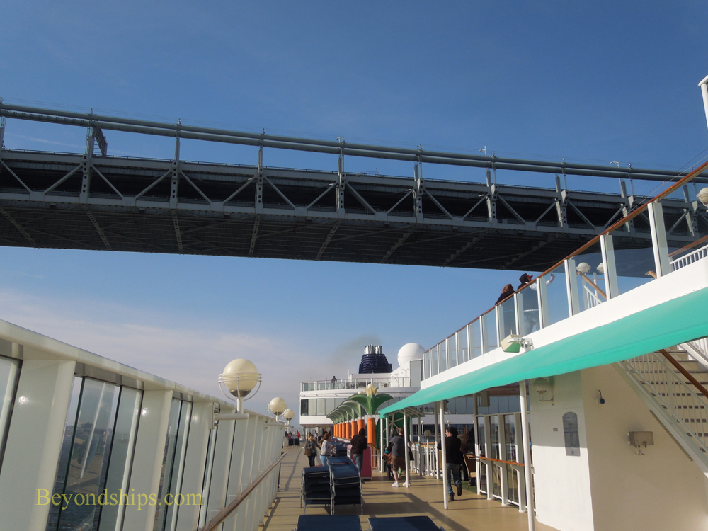 cruise ship Norwegian Jewel and Verrazano bridge