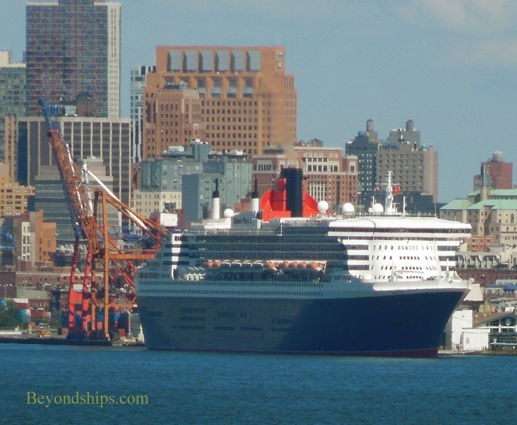 Queen Mary 2 in Brooklyn