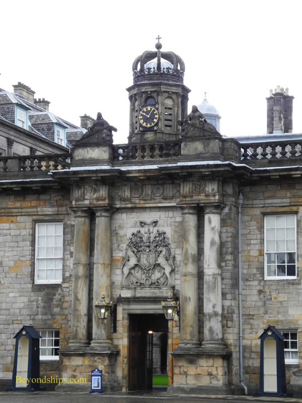 Picture Holyroodhouse entrance