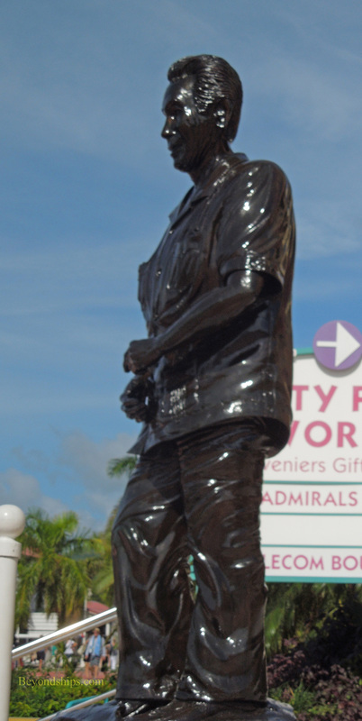 Picture statue cruise terminal St Maarten