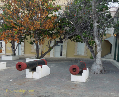 Picture Grand Turk Cockburn Town cannons